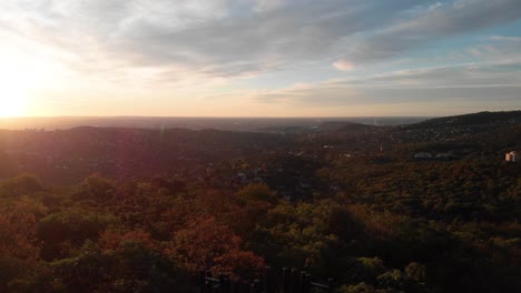 Luftdrohnen-Rückwärtsaufnahmen-Vom-Aussichtspunkt-Auf-Dem-Hárs-Hügel,-Sonnenaufgang