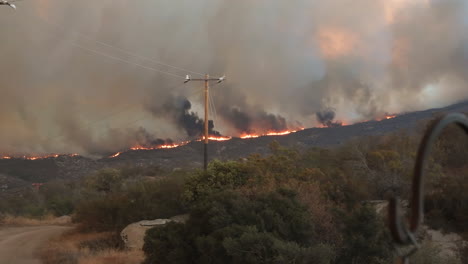 Un-Fuerte-Incendio-Forestal-En-Las-Laderas-De-Las-Montañas-En-Hemet,-California---6-De-Septiembre-De-2022