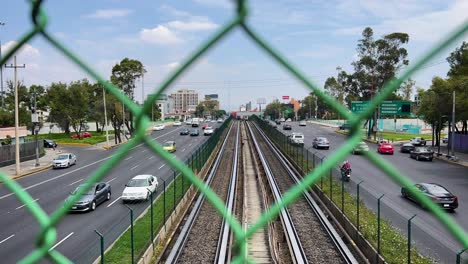 Zeitraffer-Einer-Großen-Allee-In-Mexiko-Stadt,-Darunter-Sieht-Man-Die-U-Bahn-Und-Vorbeifahrende-Autos