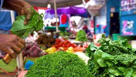 Mann-Hackt-Grünes-Gemüse-In-Einem-Lebensmittelgeschäft