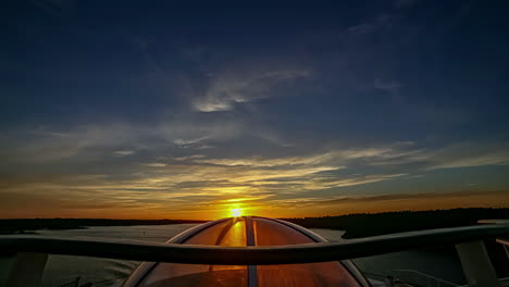 Goldener-Sonnenuntergang,-Der-Durch-Das-Glaskuppelfenster-Auf-Einer-Fähre-Scheint---Hyper-Lapse-Von-Einem-Boot-Eine-Bucht-Des-Fjords