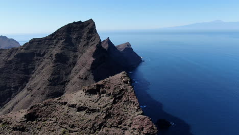 Luftaufnahme-über-Den-Hang-Der-Berge,-Die-Den-Drachenschwanz-Bilden,-Im-Dorf-San-Nicolas,-Gran-Canaria