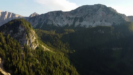 Luftaufnahme-Eines-Bewaldeten-Hochgebirgssattels-In-Der-Nähe-Von-Felsigen-Berggipfeln