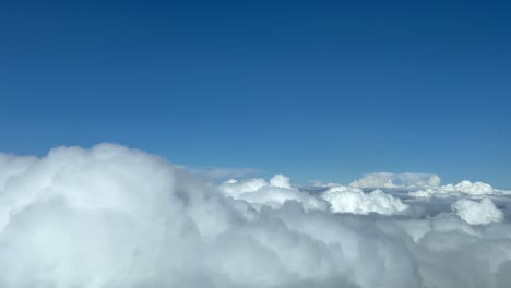 Pilotenperspektive-Aus-Einem-Jet-Cockpit,-Das-Eine-Schicht-Von-Schlechtwetterwolken-In-12000-Metern-Höhe-überfliegt