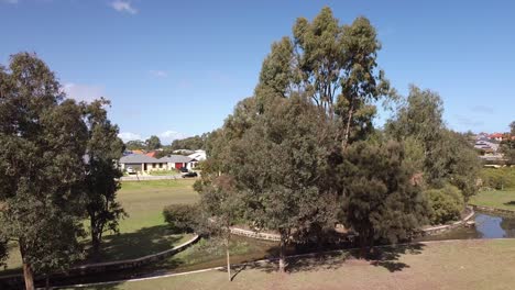 Aufsteigende-Luftaufnahme-über-Riverlinks-Park,-Perth---Mit-Wasser-Gefüllte-Flur