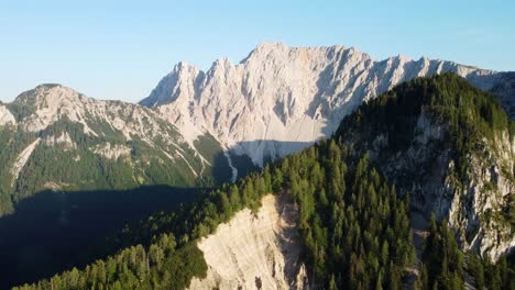 Aufschlussreicher-Schuss-Der-Steinernen-Bergspitze-In-Der-Goldenen-Stunde
