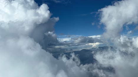 Impresionante-Vista-Aérea-Desde-La-Cabina-De-Un-Jet-Volando-A-Través-De-Nubes-Cumulus-Durante-El-Descenso-Al-Aeropuerto-De-Sevilla,-España