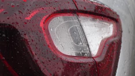 Regen-Fällt-Auf-Das-Rücklicht-Des-Autos