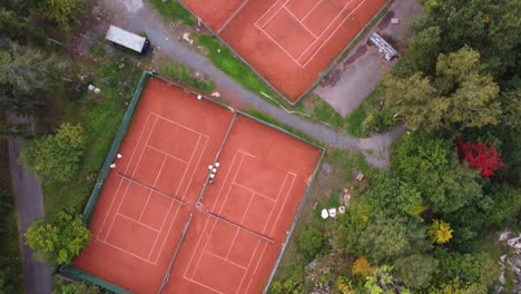 Mehrere-Leere-Tennisplätze-In-Einem-Park.-Drohnenschuss