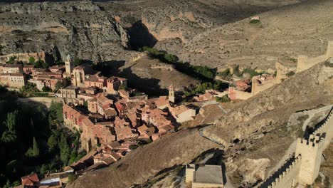 Panorama-Luftaufnahme-Der-Mauern-Und-Des-Dorfes-Albarracin,-Islamische-Zeit,-Teruel-,-Einer-Der-Schönsten-Orte-Spaniens