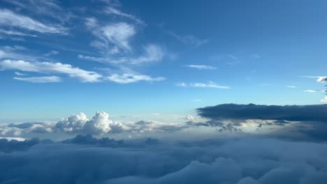 Impresionantes-Vistas-Desde-La-Cabina-De-Un-Jet-Sobrevolando-Un-Cielo-Turbulento-Justo-Antes-Del-Atardecer
