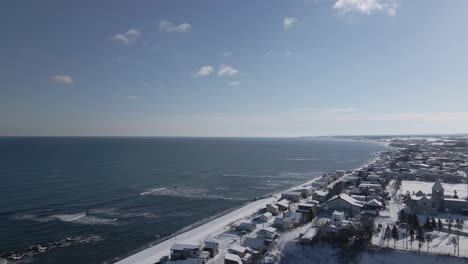 Larga-Costa-Interminable-Y-Playa-En-Japón-Con-Nieve-En-Invierno
