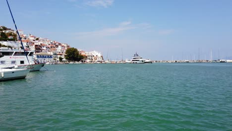 Schwenk-über-Den-Atemberaubenden-Hafen-Mit-Mehreren-Großen-Booten-In-Skopelos,-Griechische-Insel