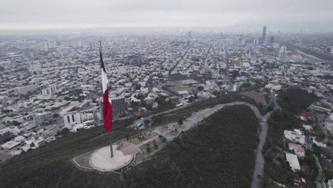 Disparo-De-Drones-En-El-Día-Nublado-De-La-Mañana-En-Hasta-Bandera-Sobre-El-Cerro-Obispado-En-La-Ciudad-De-Monterrey,-México-17