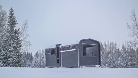 Remote-cabin-in-the-countryside-in-winter