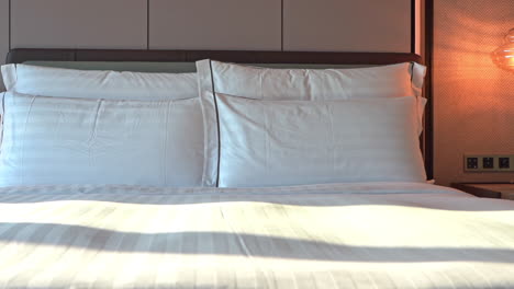 Wanne-Einer-Hotelsuite-Bett-Gemacht-Für-Den-Tag
