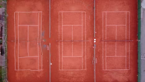 Leere-Tennisplätze-In-Einem-Park.-Aufsteigender-Drohnenschuss