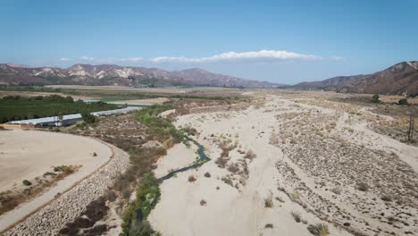Santa-Clara-River-near-Piru,-California,-water-trickles-through-the-mostly-dry-river-bed