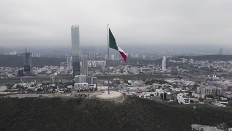Disparo-De-Drones-En-El-Día-Nublado-De-La-Mañana-En-Hasta-Bandera-Sobre-El-Cerro-Obispado-En-La-Ciudad-De-Monterrey,-México-19