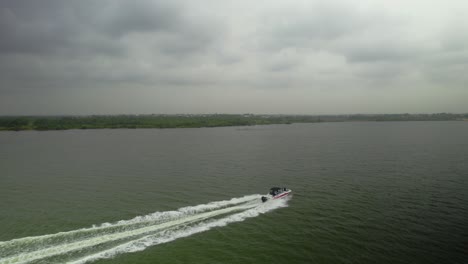 Hochgeschwindigkeits-Motorboot-Im-Meer