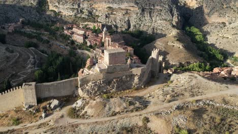 Round-flight-around-the-medieval-village-of-Albarracin,-Teruel-,-with-the-view-of-its-walls-and-tower