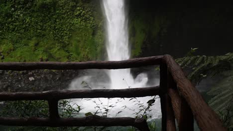 Bewundern-Sie-Einen-Wunderschönen-Wasserfall,-Der-Die-üppig-Grünen-Felsklippen-Hinunterstürzt
