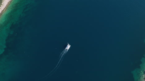 Catamarán-Navegando-Frente-A-La-Costa-De-Trogir-Cerca-De-La-Laguna-Azul-En-Croacia