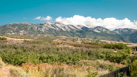 Un-Paisaje-De-Nubes-Ondulante-Sobre-Las-Montañas-Rocosas-Visto-Desde-Highland,-Utah---Lapso-De-Tiempo-De-Movimiento-Panorámico