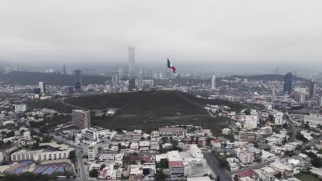 Disparo-De-Drones-En-El-Día-Nublado-De-La-Mañana-En-Hasta-Bandera-Sobre-El-Cerro-Obispado-En-La-Ciudad-De-Monterrey,-México-15