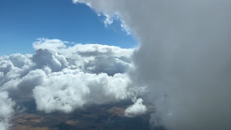 Schöne-Luftaufnahme-Aus-Einem-Jet-Cockpit,-Das-Rechts-Eine-Cumuloninbus-Wolke-Während-Des-Abstiegs-Zum-Flughafen-Von-Sevilla-Hinterlässt
