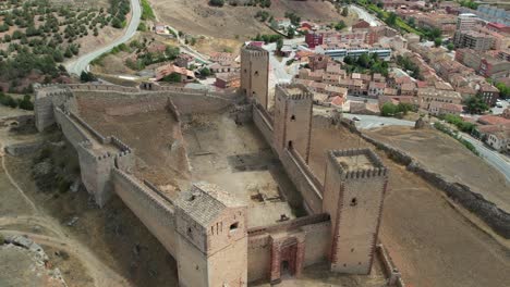 Round-flight-around-the-impressive-islamic-fortress-of-Molina-de-Aragon,-Guadalajara,-Spain