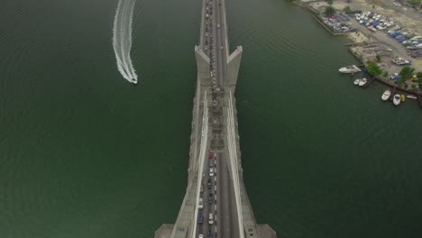 Ikoyi-Link-Bridge-Luftaufnahme-Mit-Einem-Schnellboot-Unten