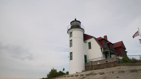 Historic-Point-Betsie-Lighthouse-in-Frankfort,-Michigan-with-close-up-pan-left-to-right