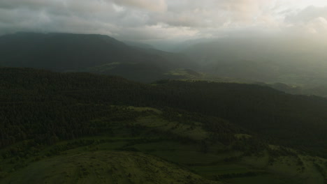 Vista-Panorámica-De-Montañas-Verdes-Y-Bosques-En-Una-Puesta-De-Sol-Nublada-Cerca-Del-Pueblo-De-Chobareti,-Georgia