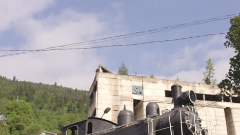 Revelar-Locomotora-De-Vapor-De-Borjomi-bakuriani,-Georgia---Ferrocarril-De-Vía-Estrecha