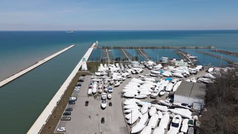 Lagerbereich-Für-Boote,-Außenparkdock-Für-Segelyachten-Und-Freizeitboote-Am-Port-Dalhousie-Pier-Ontario-Kanada,-Außerhalb-Der-Saison-Leerer-Hafenjachthafen-Und-Küstenlandschaft,-Luftbild