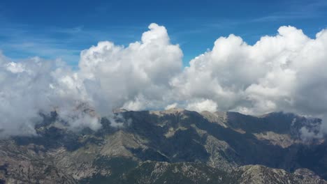Luftaufnahme-Von-Monte-Doro-In-Korsika-Frankreich-Mit-Felsiger-Spitze-Berühmter-Berge