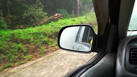 Toma-Pov-De-Conducir-Un-Automóvil-En-Un-Clima-Brumoso-En-La-Selva-Tropical-De-Costa-Rica