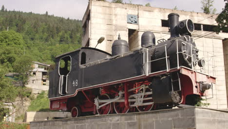 Antigua-Máquina-De-Vapor-Del-Ferrocarril-De-Vía-Estrecha-En-Borjomi-bakuriani,-Georgia---Acercar