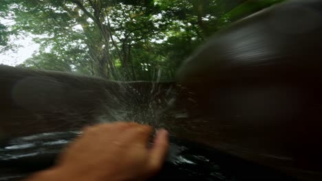POV-Aufnahme-Eines-Touristen,-Der-Eine-Wasserrutsche-Im-Costaricanischen-Dschungel-Oder-Regenwald-Schiebt
