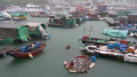 Fischerboote-Sind-Während-Eines-Schweren-Tropischen-Taifun-Sturmsignals-T8-Ma-on,-Das-Winde-Von-63-Meilen-Aushielt-Und-Die-Stadt-Hongkong-Beschädigte,-Unter-Starkem-Regen-Stationiert