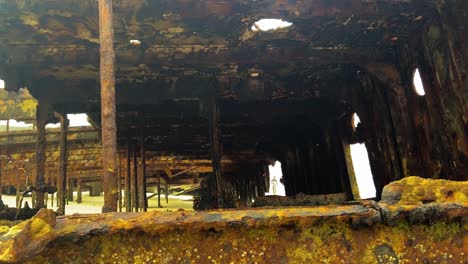 Das-Innere-Des-Verfallenden-Maheno---Der-Rostige-Rumpf-Eines-Alten-Schiffswracks,-Der-An-Den-Strand-Von-Fraser-Island-K&#39