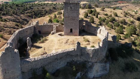 Round-flght-around-a-medieval-castle-in-Ucero,-Soria,-Spain