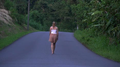 Frau,-Die-Barfuß-Auf-Den-Straßen-Des-Regenwaldes-Von-Costa-Rica-Läuft