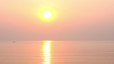 Ein-Dramatischer-Tropischer-Sonnenuntergang-In-Rosa-Und-Orange-über-Den-Wellen-Des-Ozeans