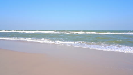 Wellen-Spülen-Langsam-An-Einem-Goldenen-Tropischen-Strand-Hoch