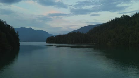 Kanadischer-Naturgebirgshintergrund-Während-Des-Farbenprächtigen-Sonnenuntergangs-5