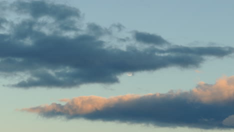 Schöner-Zeitraffer-Von-Wolken-Und-Dem-Mond-Bei-Sonnenuntergang-In-Kalifornien