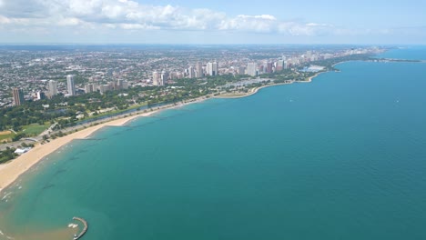 Luftaufnahme-Der-Skyline-Von-Downtown-Chicago-North-Avenue-Beach-Und-Gebäuden,-Die-Ihn-Umgeben,-An-Einem-Schönen-Sonnigen-Tag-Im-Sommer