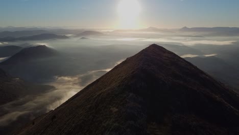 Drohnenaufnahmen:-Bergsonnenaufgang-über-Einem-Wolkenmeer,-Auf-Dem-Berg-Txurregi-In-Navarra,-Spanien-Unglaubliche-Sonnenaufgangsdrohnenansicht
